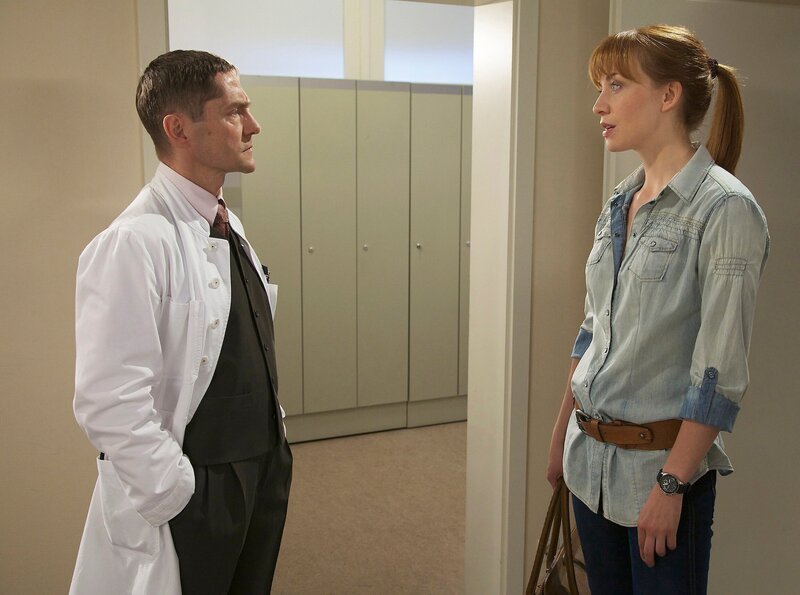 Dr. Anne Wieland (Annika Ernst, rechts) teilt Dr. Kaminsiki (Udo Schenk) mit, dass sie ihn von der Teilnehmerliste ihrer Fortbildung gestrichen hat. Sie kann ihm nicht glauben, dass er tatsächlich zu einem Notfall gerufen wurde, als er eilig das gestrige Seminar verließ. – Bild: MDR/​Rudolf Wernicke