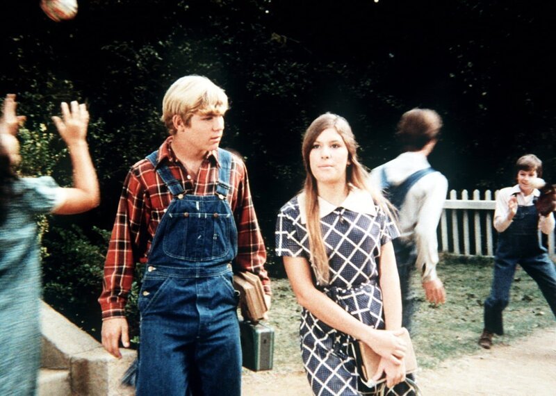 G. W. Haines (David Doremus, l.) ist schwer enttäuscht als Mary Ellen (Judy Norton-Taylor, r.) ihm erzählt, dass sie sich mit einem Studenten aus der Stadt geküsst hat … – Bild: Sat.1 Gold