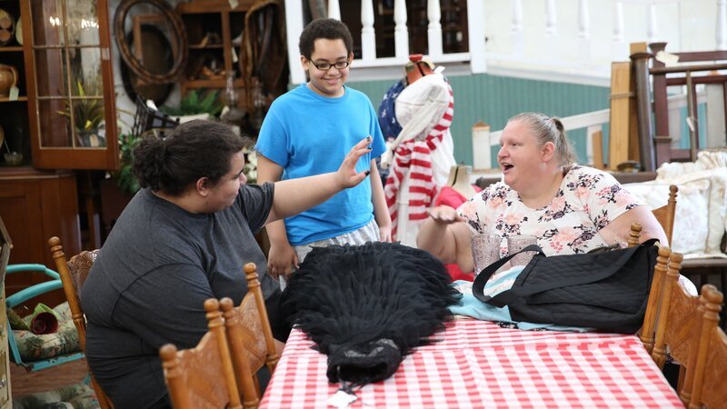 Vannessa’s son helps her find deals at a thrift shop. – Bild: Discovery Communications, LLC