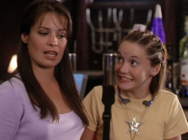 Piper (Holly Marie Combs, l.) muss Jenny (Karis Bryant, r.) leider enttäuschen. Sie darf auf keinen Fall am Abend in ihren Club kommen, da dort ein Dämon lauert. – Bild: ATV2