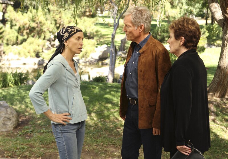 Während Susan hinter Mikes Geheimnis kommt, bekommt Lynette (Felicity Huffman, l.) Besuch von ihrem Stiefvater (Richard Chamberlain, M.), den sie seit 30 Jahren nicht gesehen hat und erfährt, warum er ihre Mutter (Polly Bergen, r.) damals verlassen hat … – Bild: Craig Sjodin