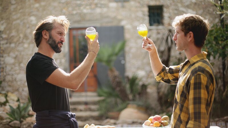 Zu Tisch Westsizilien – Andrea und Salvatore Manno probieren das erste Öl der neuen Olivenernte. – Bild: SRF/​Berlin Producers Media/​Reiner Bauer