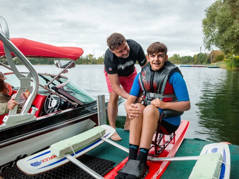 Ole Rehwald (14) ist zum ersten Mal in seinem Leben Wasserski im Sitzen gefahren. Möglich wurde die unvergessliche Erfahrung in einem Wasserskicamp am Hufeisensee in Halle. – Bild: ZDF und Angela Liebich
