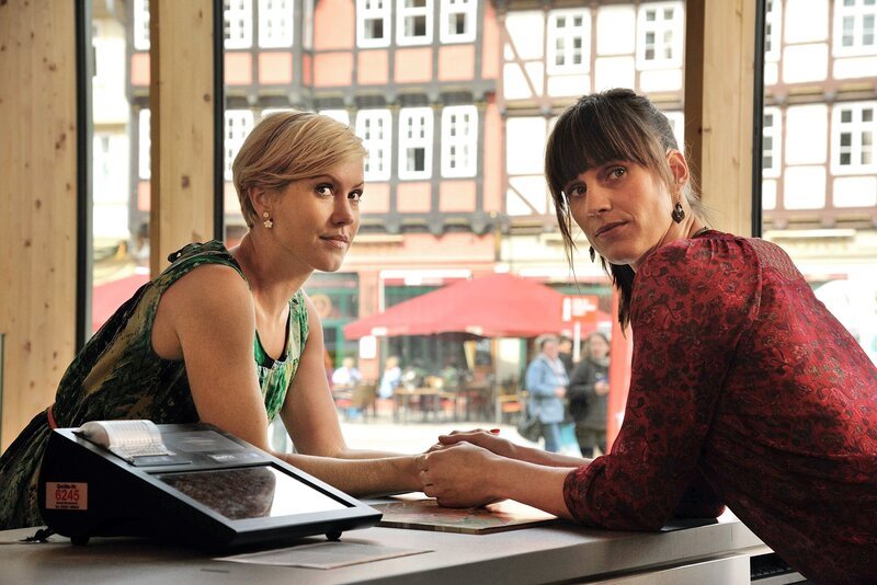 Klara (Wolke Hegenbarth, l.) und ihre Freundin Kati (Sophie Lutz, r.) beim Shoppen in Quedlinburg. – Bild: ARD/​Hardy Spitz
