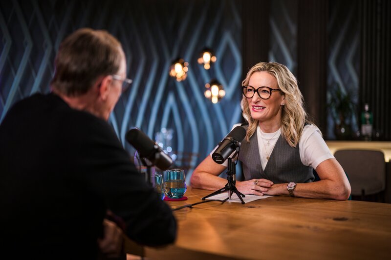 Monika Gruber und Andreas Rebers während ServusTVs „Die Gruaberin – Vodcast“ in Salzburg, Österreich am 15. Oktober, 2025. – Bild: ServusTV /​ Sebastian Marko