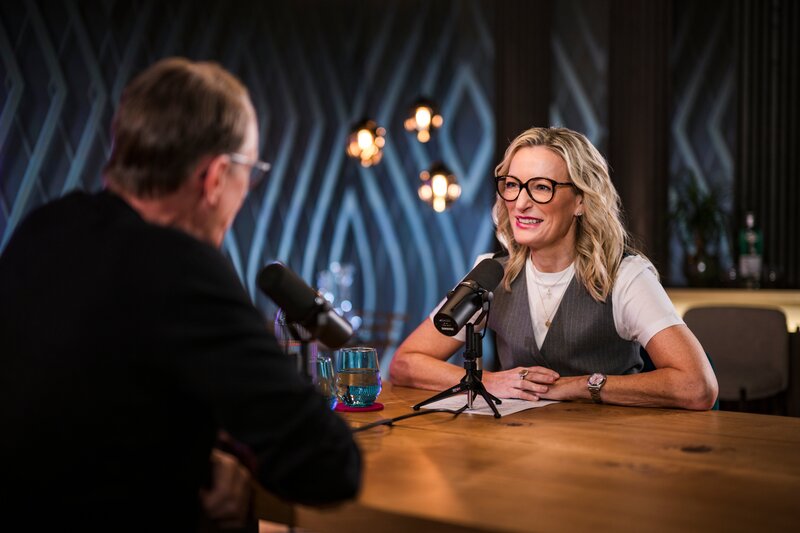 Monika Gruber und Andreas Rebers während ServusTVs „Die Gruaberin – Vodcast“ in Salzburg, Österreich am 15. Oktober, 2025. – Bild: ServusTV /​ Sebastian Marko