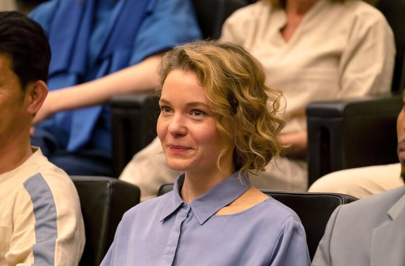 Dr. Julia Kowalczyk (Angelina Häntsch) ist stolz auf ihre Frau Dr. Maral Safadi. – Bild: ARD/​MDR/​Armanda Claro