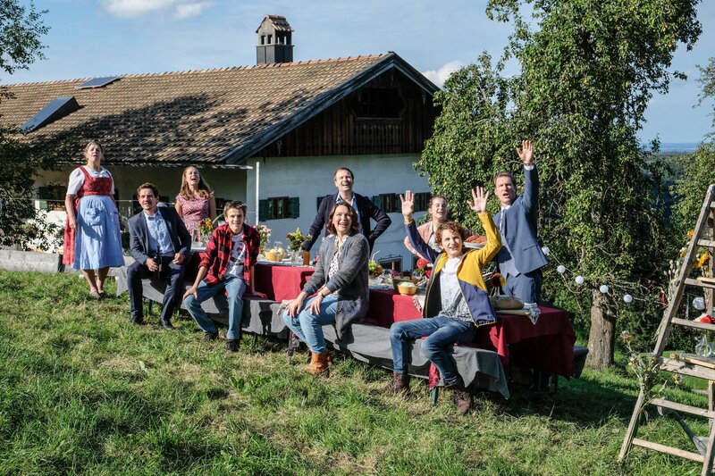 Alle vom Wiesnerhof feiern den großen Helden Racko. Von links: Theres (Monika Manz), Roman Gruber (Markus Brandl), Eva Wiesner (Ines Hollinger), Flori (Lino de Greiff), Martin Lochner (Andreas Tobias), Lucie Schubert (Barbara Romaner), Fee Lochner (Joline Letizia Schwärzler), Sebastian Schubert (Niko Jungmann) und Joseph Angerer (Siegfried Terpoorten). – Bild: Susanne Bernhard /​ BR/​Filmbüro Münchner Freiheit GmbH