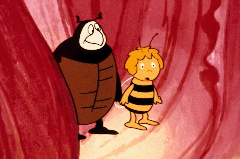 Maja bewundert das Haus des Mistkäfers. – Bild: ORF/​ZDF/​Apollo-Film