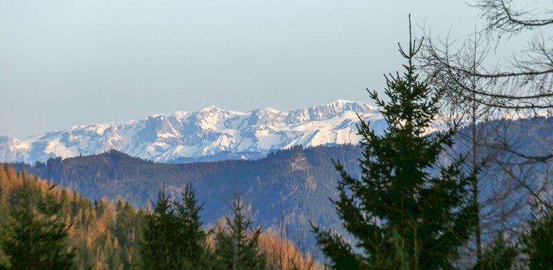 Blick auf den verschneiten Hochschwab im Frühling. – Bild: ORF 2