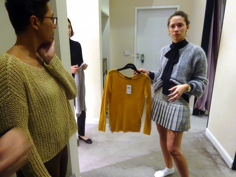 Kandidatin Nora (r.) und Shoppingbegleitung Julia. – Bild: TVNOW /​ Constantin Ent.