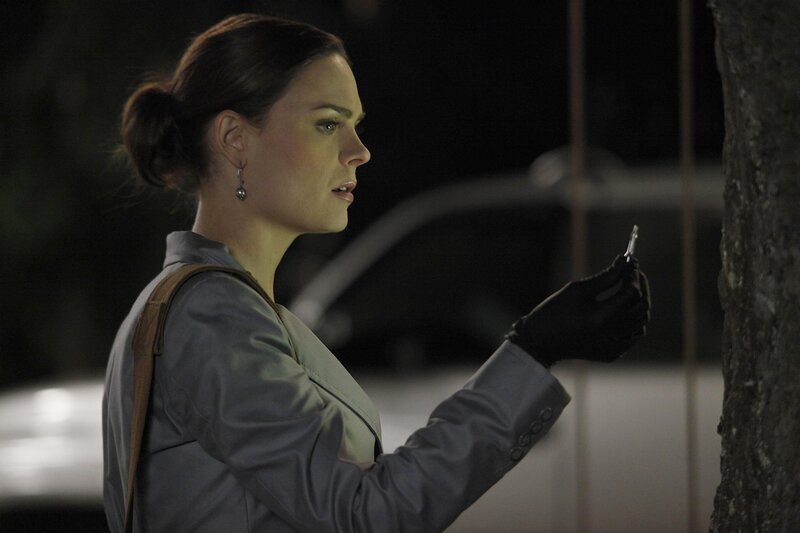 Brennan (Emily Deschanel) sucht nach Spuren, die den Mörder des Zahnarztes Daniel Pinyard überführen. – Bild: Greg Gayne