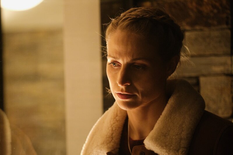Die Ehe bekommt Risse: Niamh Algar als Maddie Riley – Bild: SRF/​Studiocanal /​ Joss Barratt