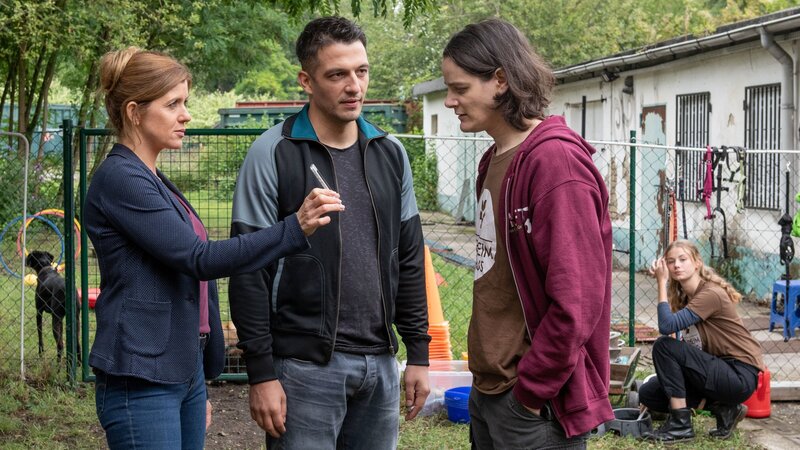 Kommissarin Kerstin Klar (Fiona Coors) und Kommissar Max Fischer (Max Hemmersdorfer, M.) konfrontieren Tierschützer Eric Kuhn (Johannes Franke, 2.v.r.) und seine Freundin Jennifer Ehrlich (Johanna Hens, r.) im Tierheim. – Bild: ZDF und Andrea Enderlein