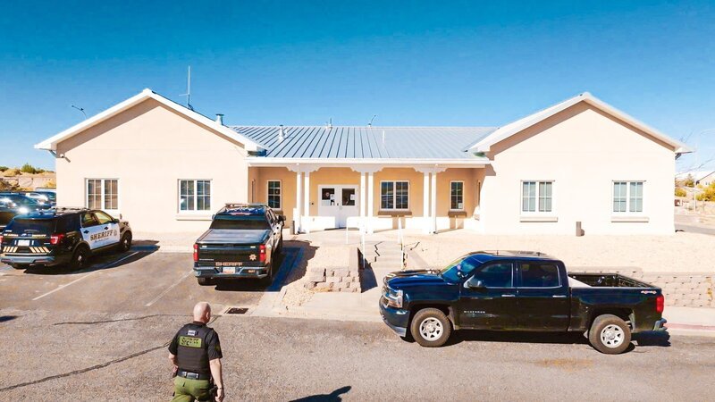 Manfred vor dem Sheriff’s Office (generisch) /​ Manfred in front of the Sheriff’s Office (generic) – Bild: Warner Bros. Discovery