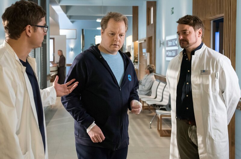 (v.l.n.r.) Dr. Elias Bähr (Stefan Ruppe); Simon Belkermann (Michael S. Ruscheinsky); Dr. Marc Lindner (Christian Beermann) – Bild: ARD/​Jens Ulrich Koch