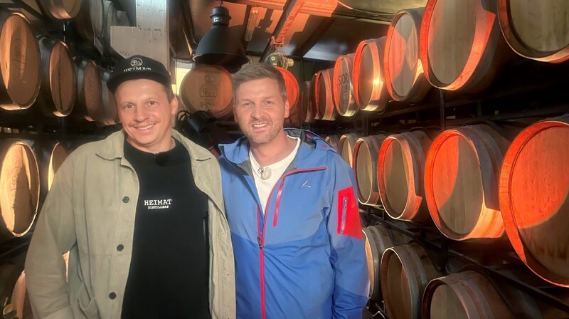 Rouven Richter von Heimat Distillers und SWR-Moderator Johannes Zenglein im Rumlager der Destillerie in Schwaigern-Niederhofen. – Bild: SWR Rouven Richter von Heimat Distillers und SWR-Moderator Johannes Zenglein im Rumlager der Destillerie in Schwaigern-Niederhofen. – Bild: SWR