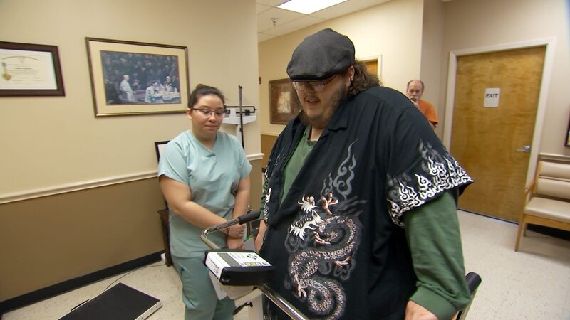 Justin gets weighed in at a doctor consultation. – Bild: Discovery Communications