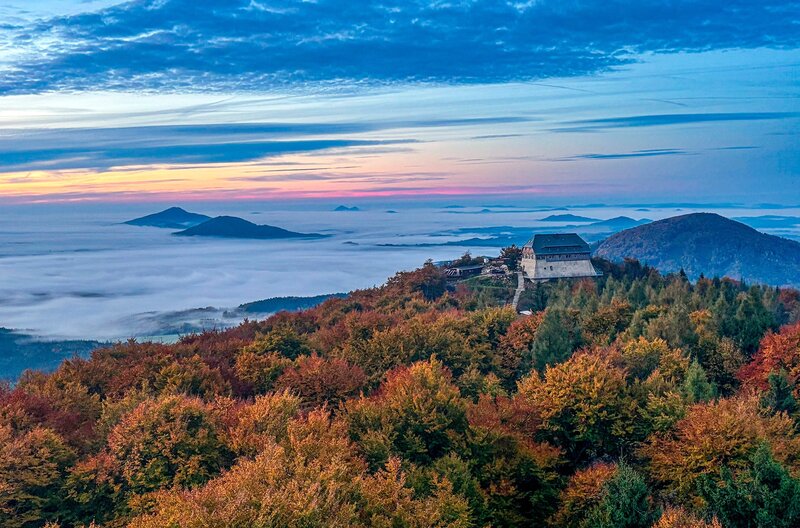 Die Hochwaldbaude auf dem Kamm des Zittauer Gebirges in 750 Metern Höhe bietet eine der spekakulärsten Panorama-Aussichten in Sachsen und ganz Mitteldeutschland. – Bild: MDR/​Thorsten Kutschke