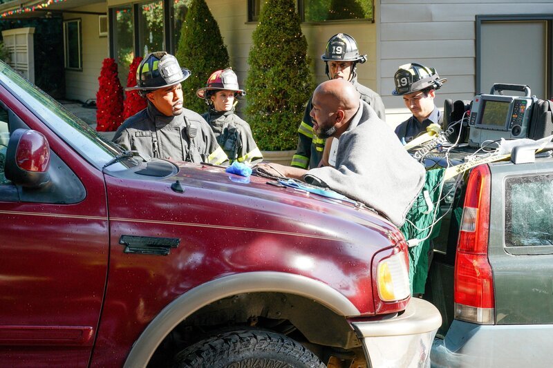 Jason George (Dr. Ben Warren), Danielle Savre (Maya Bishop), Jock McKissic (Terrence Tillerman), Boris Kodjoe (Robert Sullivan), Carlos Miranda (Theo Ruiz). – Bild: ORF/​Disney/​ABC/​Christopher Willard