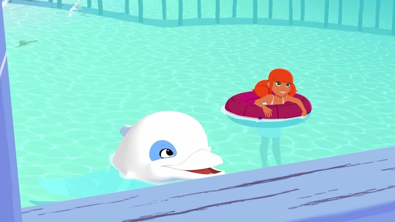 Zoom (links) und Marina (rechts) schwimmen gemütlich im Wasser vor Onkel Patricks Galeone. Kurz darauf beginnt der Ärger. Terence Werner möchte gegen den Willen der Dorfbewohner einen großen Gebäudekomplex in einem Naturschutzgebiet vor der Insel errichten. Um seinen Willen zu bekommen, ist ihm jedes Mittel recht. – Bild: Media Valley/​ Marzipan Films