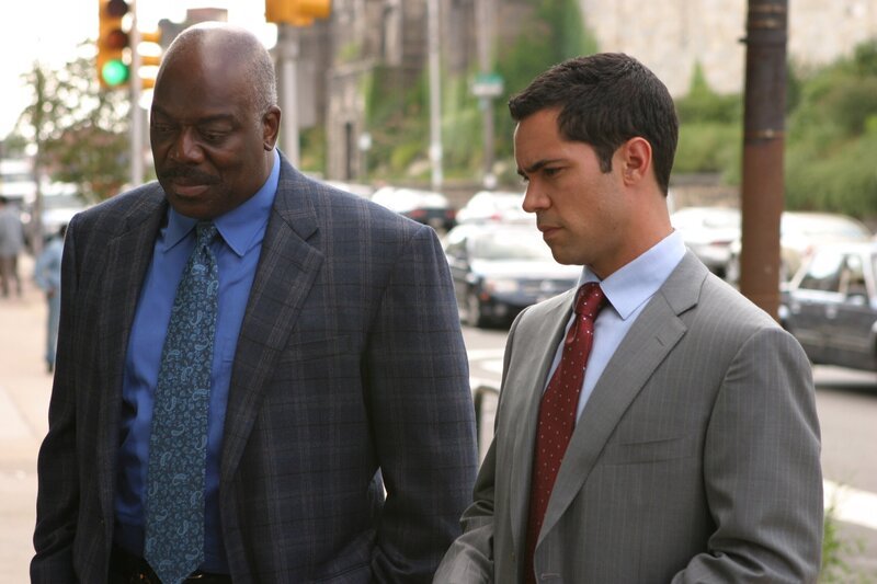 Det. Scott Valens (Danny Pino, r.) und sein Kollege Det. Will Jeffries (Thom Barry, l.) auf Spurensuche … – Bild: Sat.1 Gold