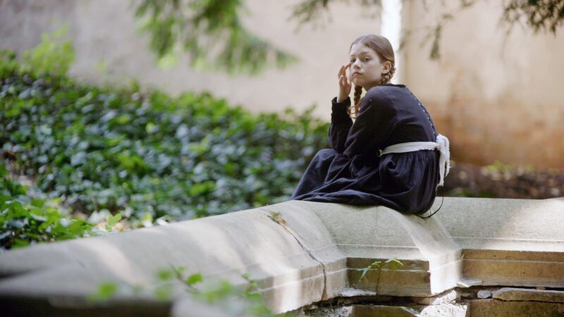 Mädchen auf Brunnen. – Bild: ORF /​ RAN-Film