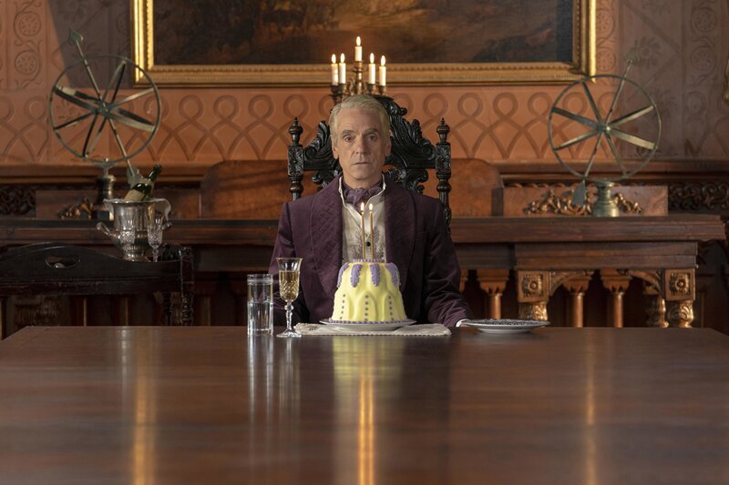 Adrian Veidt /​ Ozymandias (Jeremy Irons) – Bild: PLURIMEDIA /​ Colin Hutton /​ HBO