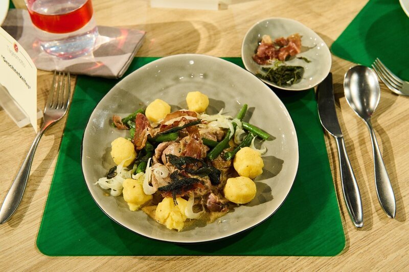 Tagesmotto „Geschnetzeltes“: Geschnetzeltes vom Kalb à la Saltimbocca mit Polenta-Gnocchi, grünen Bohnen und gepickeltem Fenchel von Melanie Seeber. – Bild: ZDF und Gunnar Nicolaus Tagesmotto „Geschnetzeltes“: Geschnetzeltes vom Kalb à la Saltimbocca mit Polenta-Gnocchi, grünen Bohnen und gepickeltem Fenchel von Melanie Seeber. – Bild: ZDF und Gunnar Nicolaus