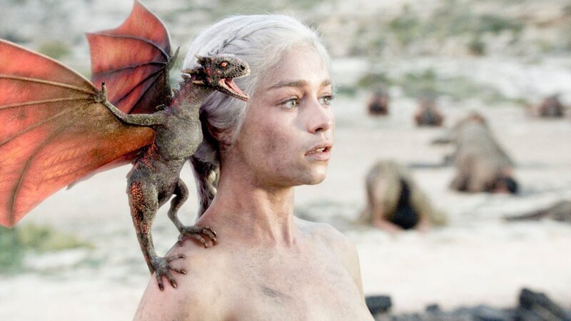 Deanerys (Emilia Clarke) mit einem kleinen Drachen – Bild: OPTN
