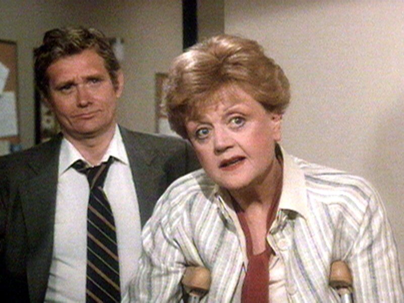 Trotz Gipsbein ermitteln Jessica (Angela Lansbury) und Ltd. Jenkins (Bo Hopkins) im örtlichen Krankenhaus. – Bild: Warner TV Serie Trotz Gipsbein ermitteln Jessica (Angela Lansbury) und Ltd. Jenkins (Bo Hopkins) im örtlichen Krankenhaus. – Bild: Warner TV Serie