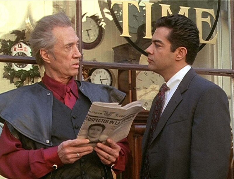 Tempus (David Carradine, l.) instruiert seinen Handlanger Rodriguez (Carlos Gomez, r.): Er soll die drei Schwestern töten. – Bild: ATV2