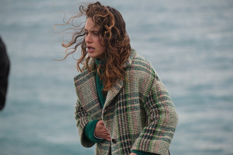 Playing Nice – Du gehörst uns Folge 4 Versuch der Befreiung: Jessica Brown Findlay als Lucy Lambert – Bild: SRF/​Studiocanal