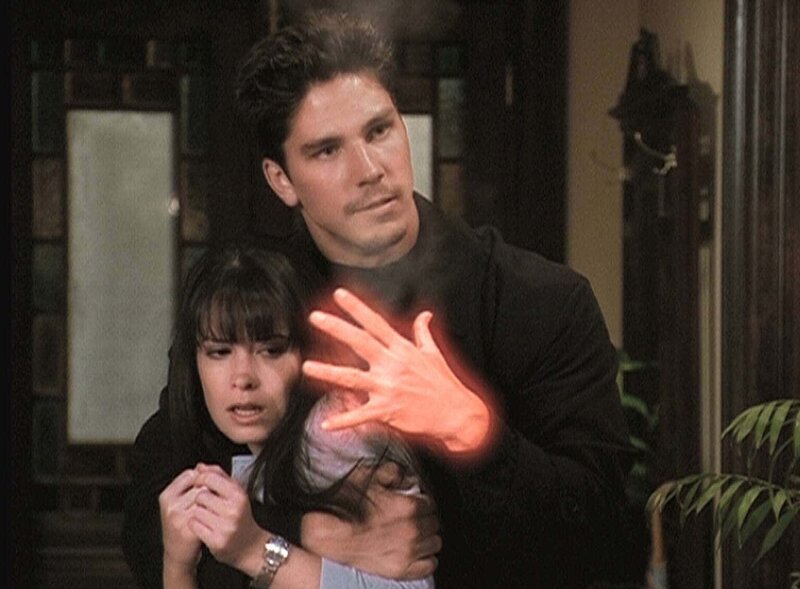 Alec (Michael Trucco, r.), ein Wächter der Finsternis, hat Piper (Holly Marie Combs, l.) in seiner Gewalt. – Bild: ATV2