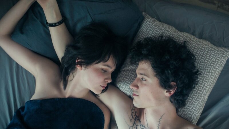 Paulina Hobratschk (Emily), Etienne Halsdorf (Olivier). – Bild: ORF/​MR Film