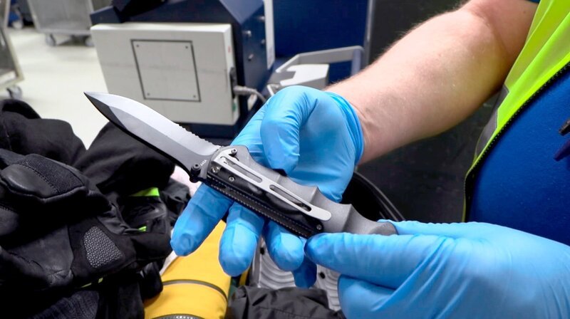 Bei den Sicherheitskontrollen am Frankfurter Flughafen werden auch immer wieder gefährliche Gegenstände entdeckt. – Bild: HR