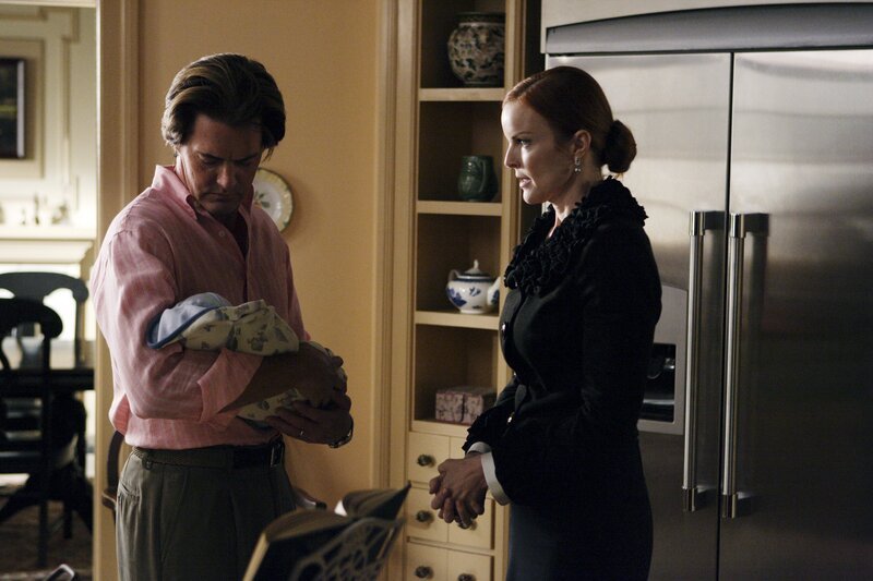 Bree (Marcia Cross, r.) und Orson (Kyle MacLachlan, l.) geraten plötzlich wegen Beschneidungen aneinander. – Bild: Craig Sjodin
