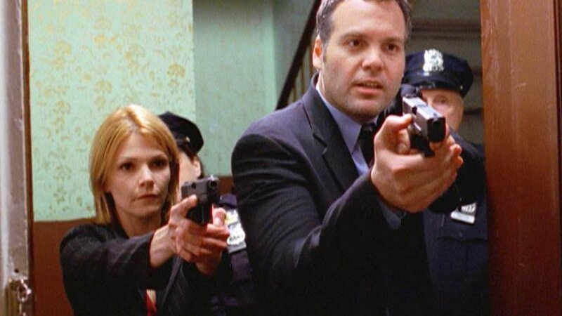 Gelingt es Goren (Vincent D’Onofrio) und Eames (Kathryn Erbe), den fünften Mord zu verhindern? – Bild: TVNOW