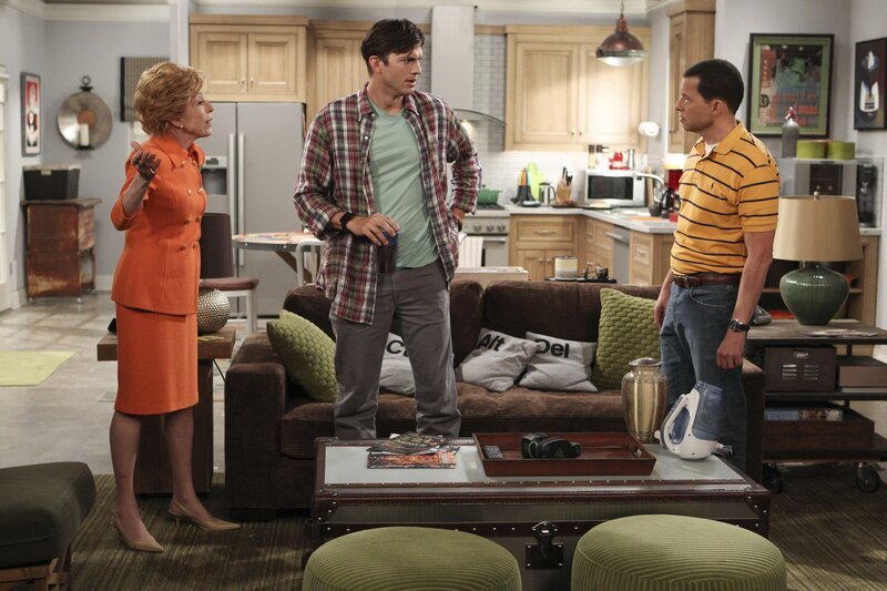 L-R: Evelyn (Holland Taylor), Walden Schmidt (Ashton Kutcher), Alan Harper (Jon Cryer) – Bild: Warner Brothers