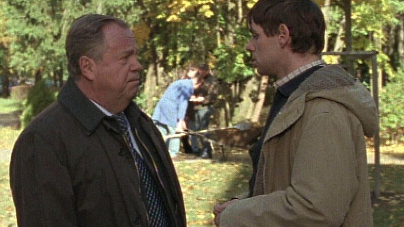 Axel Fuchs (Alexander Beyer, re.) behauptet Benraths Schritte am Tatort gehört zu haben. Doch irgend etwas an Axels Aussage irritiert Kriminalhauptkommissar Kehler (Wolfgang Bathke, li.). – Bild: TVNOW