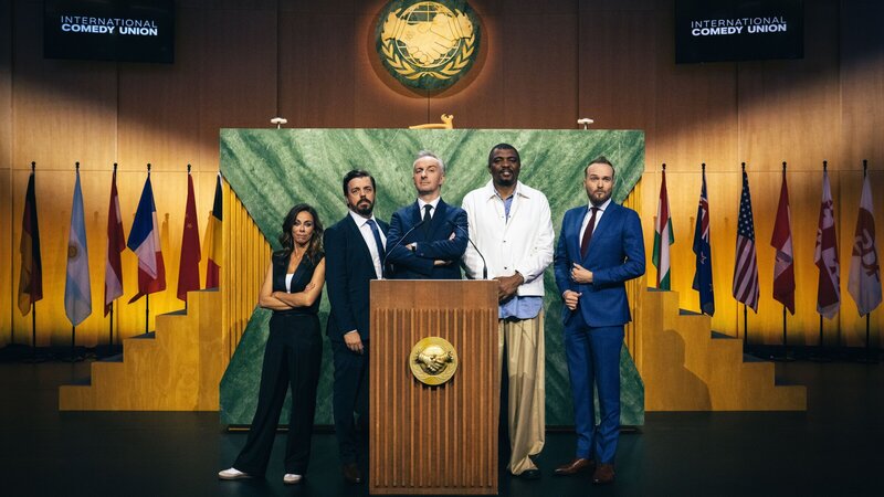 Jan Böhmermann (m.) begrüßt seine internationalen Gäste Filomena Cautela (l.), Anders Helenius (2.v.l.), Loyiso Gola (2.v.r.) und Arjen Lubach (r.) zur „International Comedy Union“, um über die Lage der Welt und der Satire zu sprechen. – Bild: ZDF und Lenny Rothenberg