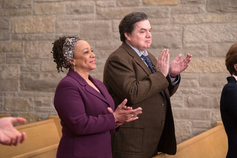 CHICAGO MED -- „Us“ Episode 113 -- Pictured: (l-r) S. Epatha Merkerson as Sharon Goodwin, Oliver Platt as Daniel Charles – Bild: Elizabeth Sisson/​NBC