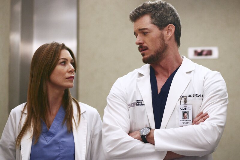 Müssen gemeinsam eine ungewöhnlichen Operation durchführen: Meredith (Ellen Pompeo, l.) und Mark (Eric Dane, r.) … – Bild: sixx