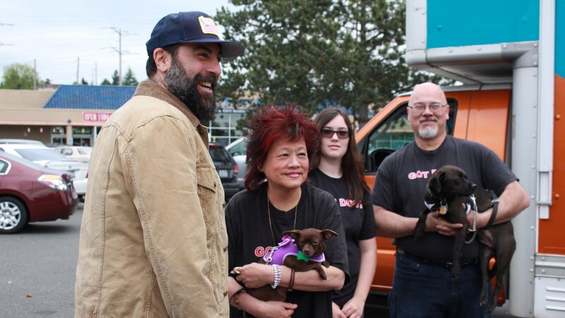 Antonio Ballatore, Ginger G. Luke, Jillian Bacher, and James Bacher outside Ginger’s Pet Rescue Adoption Truck. – Bild: Animal Planet /​ Discovery Communications