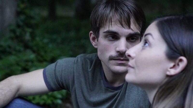 A man intimately looking at woman as she looks up. – Bild: Discovery Communications A man intimately looking at woman as she looks up. – Bild: Discovery Communications