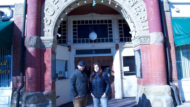 Hosts Jack Osbourne und Katrina Weidman vor dem Eingang zum Twin City Opera House in Ohio, wie zu sehen in Travel Channel’s Portals To Hell. – Bild: The Travel Channel, L.L.C. All Rights Reserved.