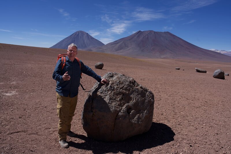 Das Chajnantor Plateau ragt über 5000 Meter in die Höhe. Es ist der Ort, an dem die stärkste Sonneneinstrahlung auf der Erde gemessen wurde. – Bild: ZDF und Ole Gurr