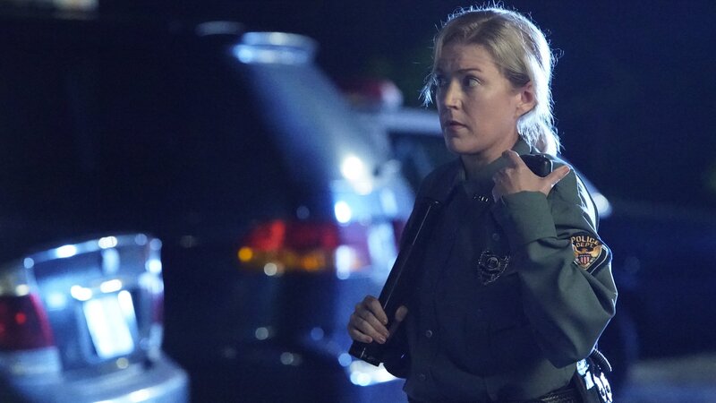 An officer holds a flashlight in a parking lot while calling dispatch. – Bild: Discovery Communications