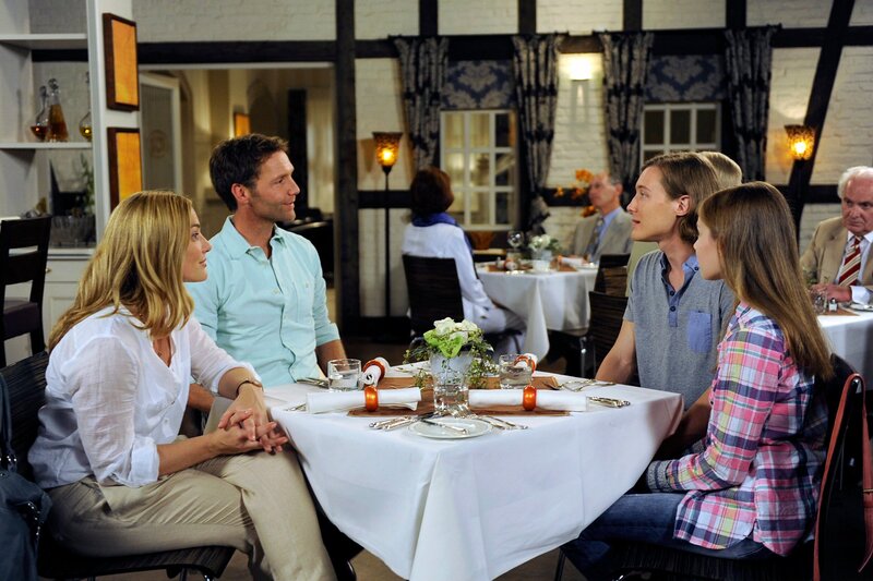 Lotte (Anna Willecke, r.) will bei ihrem Freund Brian (Alexander Becht, 2.v.r.) übernachten. Ole (Patrik Fichte, 2.v.l.) bleibt skeptisch, aber ausgerechnet Lisa (Daniela Wutte, l.) ist es, die sich für Lotte einsetzt. – Bild: ARD/​Nicole Manthey