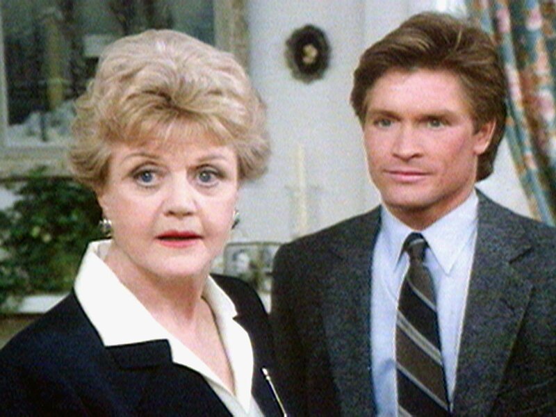 Auf der Suche nach ihrem alten Freund John Winslow besucht Jessica Fletcher (Angela Lansbury) seine Ehefrau Maude. Dort trifft sie auch deren Bruder Adam Paulson (Andrew Stevens) an, welcher zu Besuch erschienen ist. – Bild: Warner TV Serie